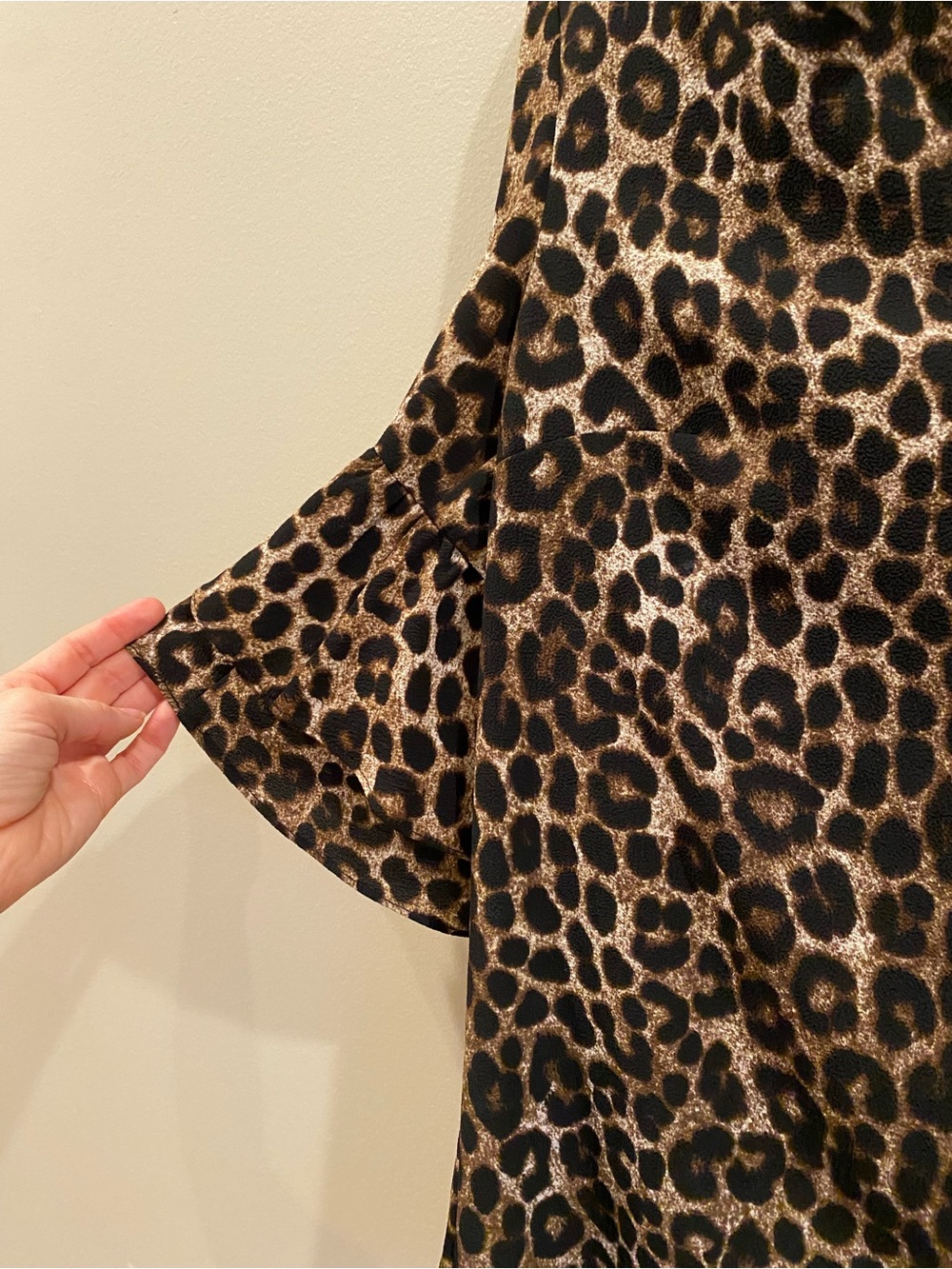 Michael Kors Leopard Print V-Neck Blouse with Tiered Bell Sleeves. Size Small - Picture 3 of 6